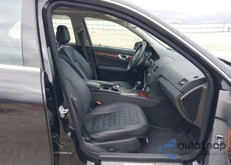 2011 Mercedes-Benz C 300 Luxury/Sport z USA, uszkodzony, nr VIN WDDGF5EB6BA476437